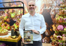 John van Elstgeest met het Lisianthus Inspiratieboek.